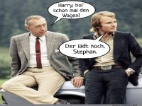 Witzige Unterhaltung bei zwei Mnnern am Auto