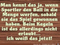 Den Ball in die Menge werfen