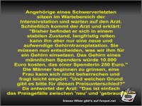 Angehrige eines Schwerverletzten sitzen im Wartebereich...