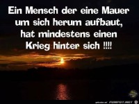 Ein Mensch der eine Mauer