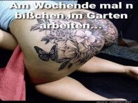 Tattoo mit Blumendesign und Schmetterling