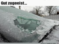 Dicke Eisschicht auf der Scheibe