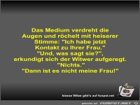 Das Medium verdreht die Augen und röchelt mit heiserer...