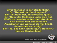 Zwei Teenager in der Straßenbahn