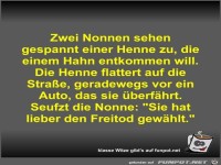 Zwei Nonnen sehen gespannt einer Henne zu