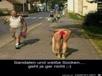 Sandalen und wei�e Socken...