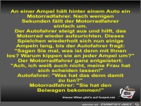 An einer Ampel hlt hinter einem Auto ein Motorradfahrer
