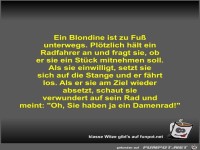 Ein Blondine ist zu Fu� unterwegs