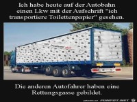 Rettungsgasse f�r LKW, der Klopapier transportiert