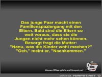 Das junge Paar macht einen Familienspaziergang mit den...