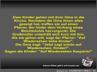 Zwei Kinder gehen mit ihrer Oma in die Kirche