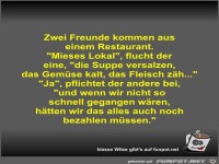 Zwei Freunde kommen aus einem Restaurant