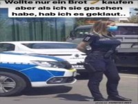 Polizeiszene mit humorvollem Spruch