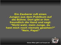 Ein Zauberer ruft einen Jungen aus dem Publikum auf die...