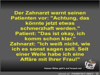 Der Zahnarzt warnt seinen Patienten vor