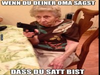 Oma mit Humor und schwarzem Humor