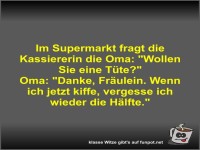 Im Supermarkt fragt die Kassiererin die Oma