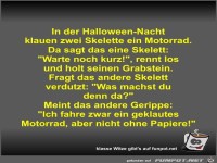 In der Halloween-Nacht klauen zwei Skelette ein Motorrad