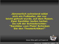 Jämmerlich schreiend wälzt sich ein Fußballer