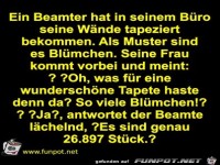 Ein Beamter hat in seinem Büro seine Wände tapezie