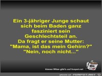 Ein 3-jähriger Junge schaut sich beim Baden ganz fasziniert