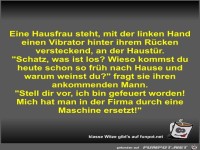 Eine Hausfrau steht, mit der linken Hand einen Vibrator...