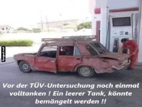 Abgenutztes Auto vor der TV-Untersuchung