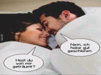 Paar im Bett mit lustigem Dialog