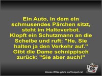 Ein Auto, in dem ein schmusendes P�rchen sitzt, steht im...