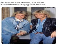 Retro Look der 90er Mtter beim Kinderturnen