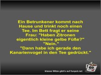 Ein Betrunkener kommt nach Hause und trinkt noch einen Tee