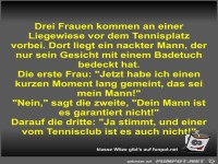 Drei Frauen kommen an einer Liegewiese vor dem Tennisplatz