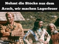 Humorvolle Szene beim Lagerfeuer