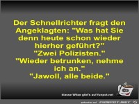 Der Schnellrichter <b>fragt den Angeklagten