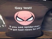 Witziges Shirt mit optischer Täuschung