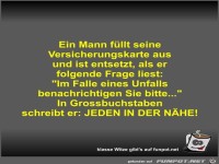 Ein Mann f�llt seine Versicherungskarte aus und ist entsetzt