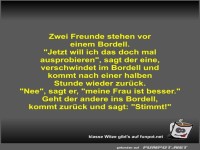 Zwei Freunde stehen vor einem Bordell