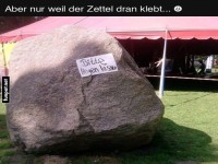 Humorvolles Schild auf einem gro�en Felsen