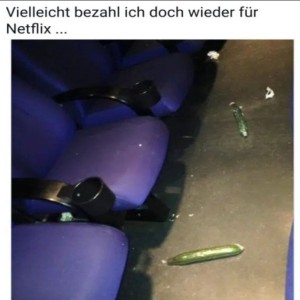 Kinoabend-mit-unerwartetem-Gurken-Support.jpg von Leona