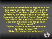 An der Supermarktkasse legt eine Frau ihre Ware auf das Band