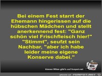 Bei einem Fest starrt der Ehemann hingerissen auf die...