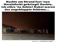 N�chtliche Schirm-Verwirrung am Strand
