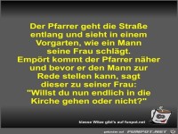 Der Pfarrer geht die Stra�e entlang und sieht in einem...