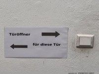 T�r�ffner Hinweis an der Wand