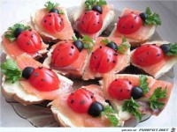 Marienk�fer aus Tomaten auf Brot