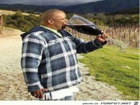 ein Mann trinkt aus einem sehr groen Glas