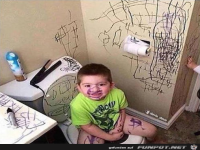 Kevin allein auf dem Klo