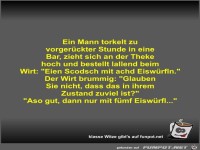 Ein Mann torkelt zu vorgerckter Stunde in eine Bar