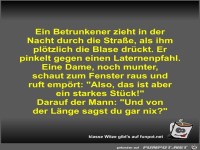 Ein Betrunkener zieht in der Nacht durch die Strae