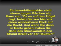 Ein Immobilienmakler stellt einem jungen Prchen ein Haus...